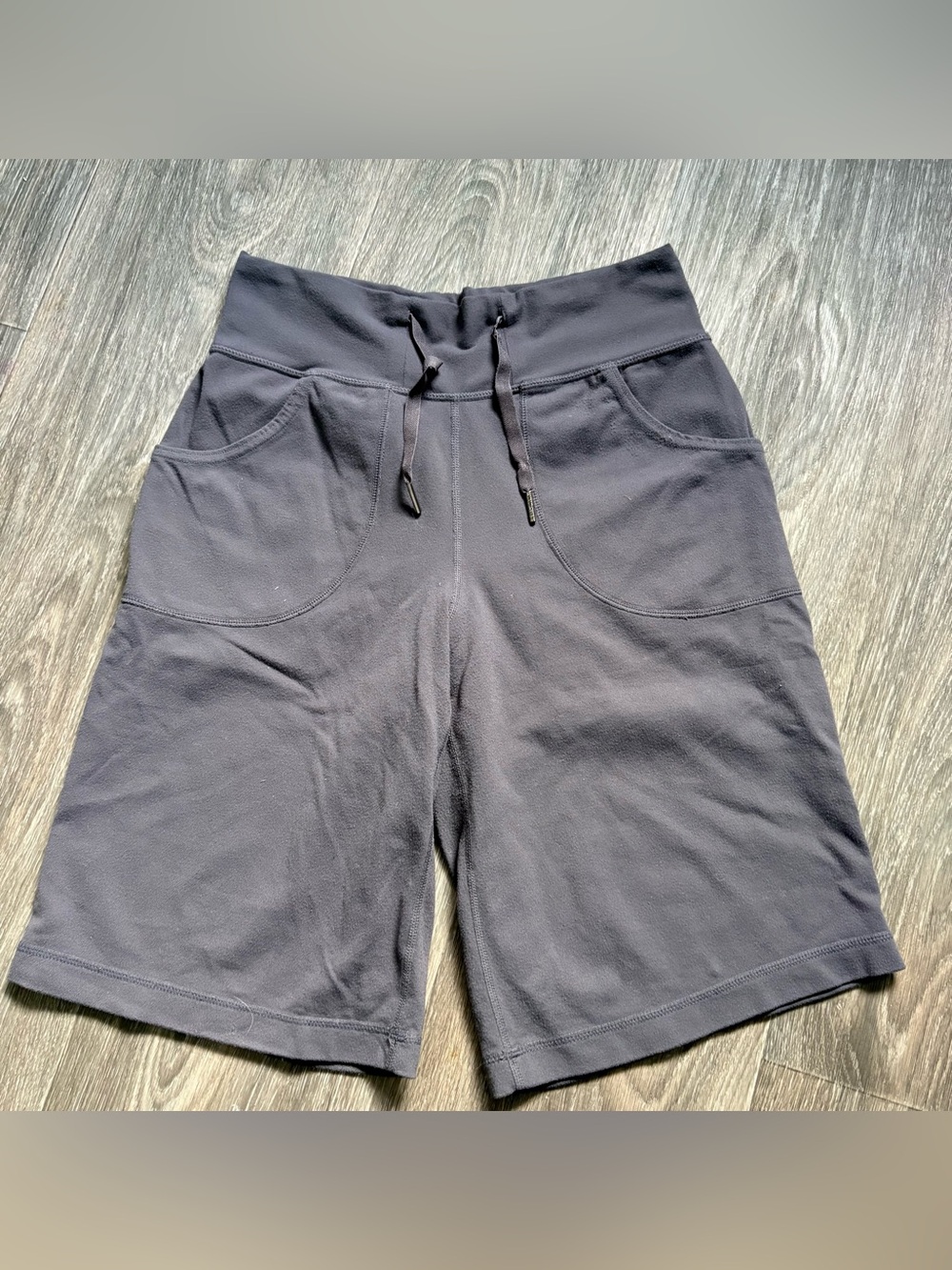 LULULEMON BE STILL BERMUDA SHORTS SZE 2 GRAY